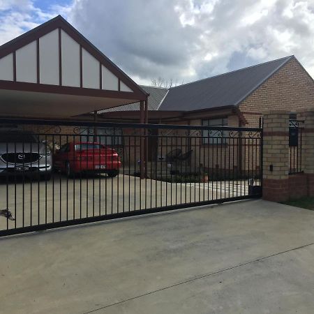 Modern, Private And Close To Town. Albury Exterior photo